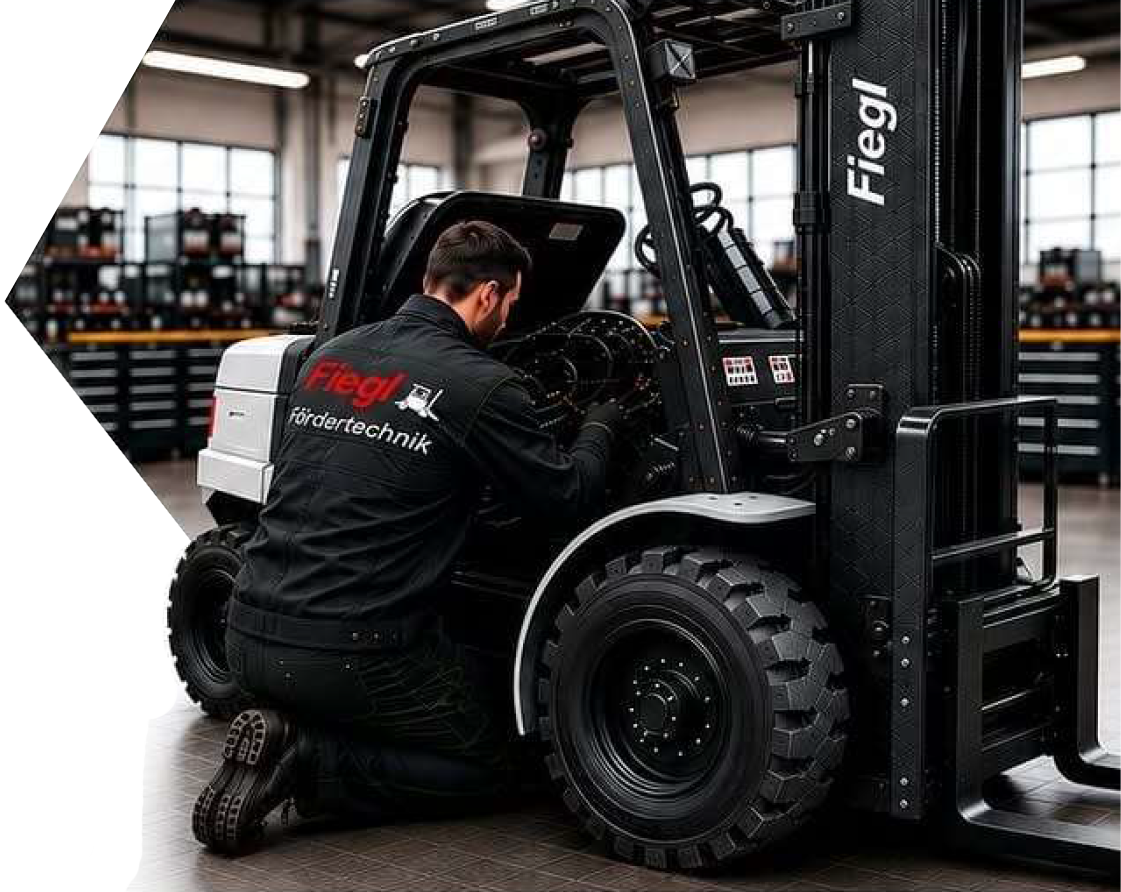 Servicetechniker bei der Wartung eines Gabelstaplers